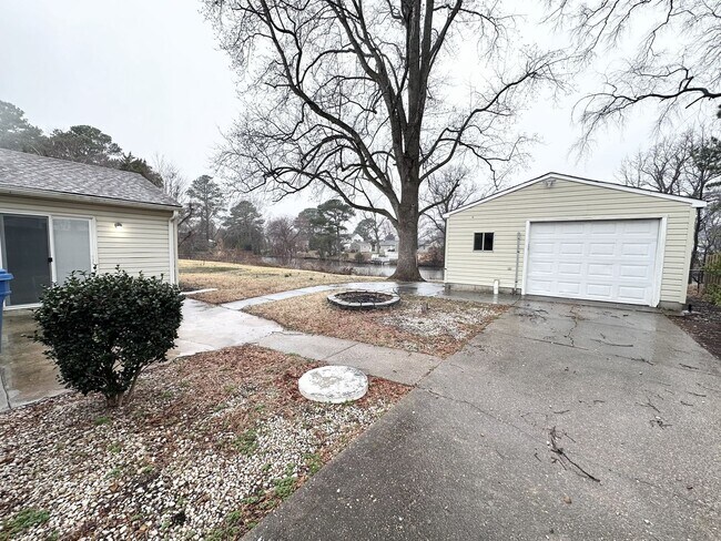 Building Photo - Waterfront Home in Pembroke Manor