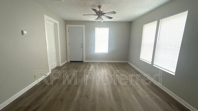 Building Photo - 918 3rd Ave S
