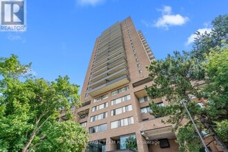 Building Photo - 515-515 St. Laurent Blvd
