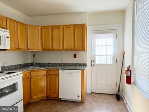 Building Photo - 2528 Poplar St