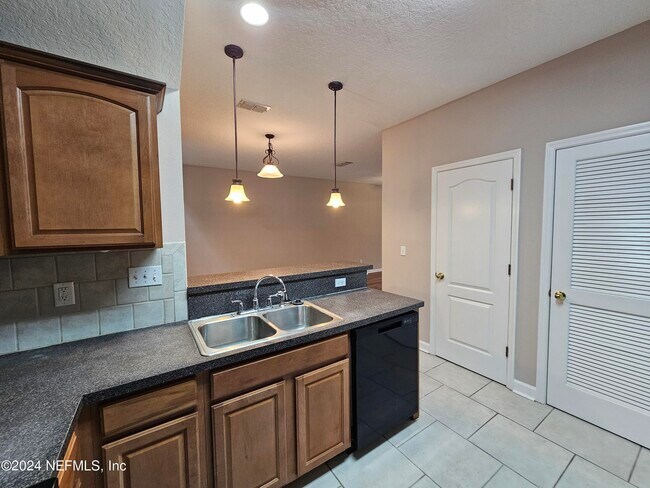 Foto del edificio - 6070 Bartram Village Dr