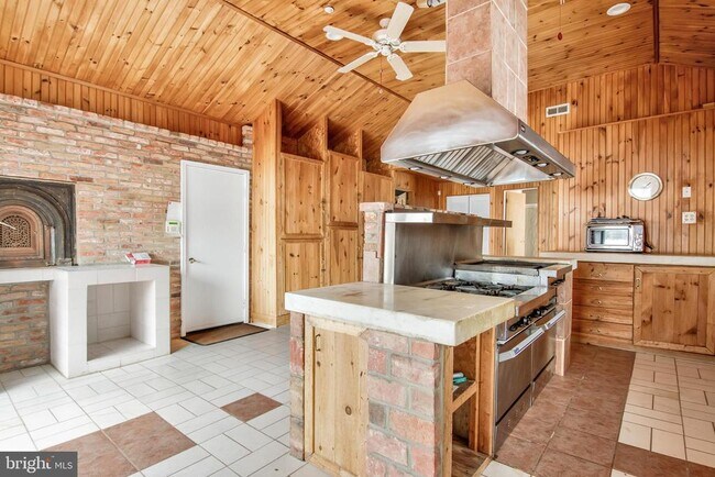 Foto del edificio - 6561 Shady Side Rd