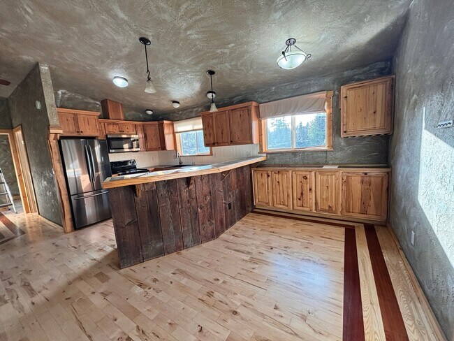 Building Photo - 2 Bedroom, 1 Bathroom unit above shop, Ava...