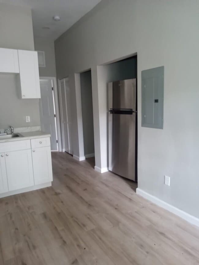 Building Photo - 2218 Magnolia Cir