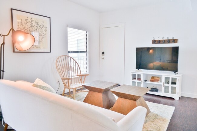 Building Photo - 2300 Stanford St