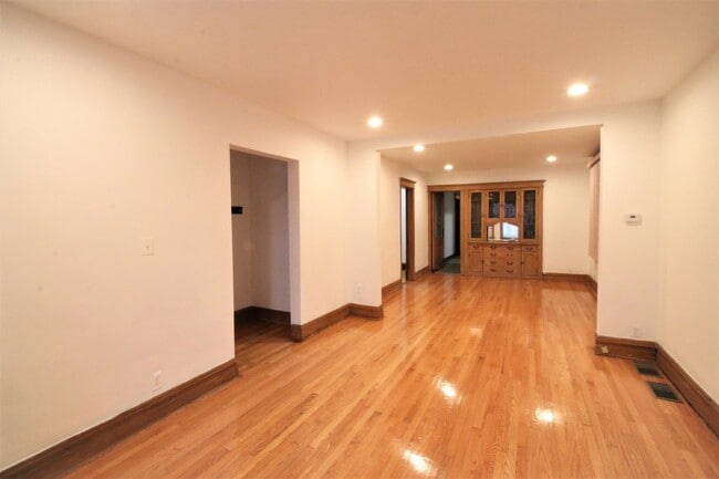 Building Photo - 3303 S Union Ave