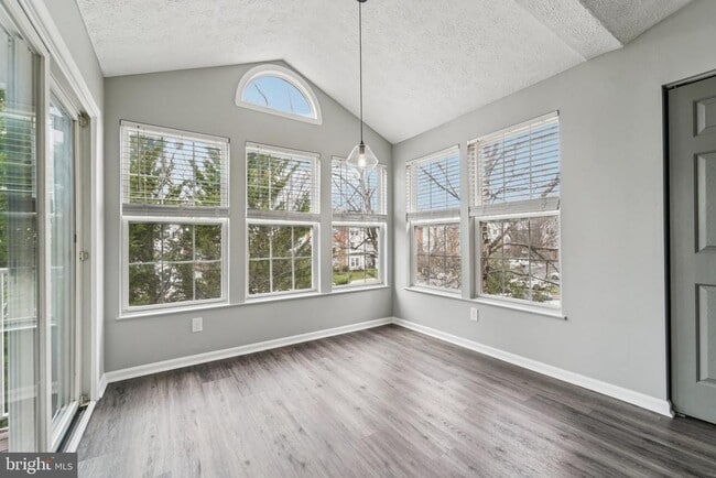 Building Photo - 2444 Blue Spring Ct