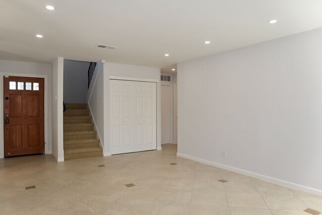 Foto del edificio - Wonderful 4 Bedroom Home in Fremont – Beautiful Backyard!