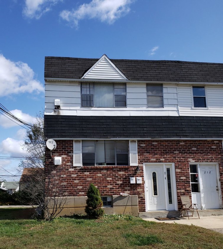 Primary Photo - 214 Green Ave