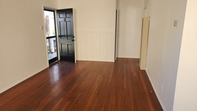 Foto del edificio - 1739 S Tremont St