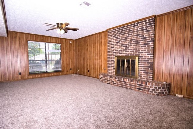 Building Photo - 5 bedrooms!!!