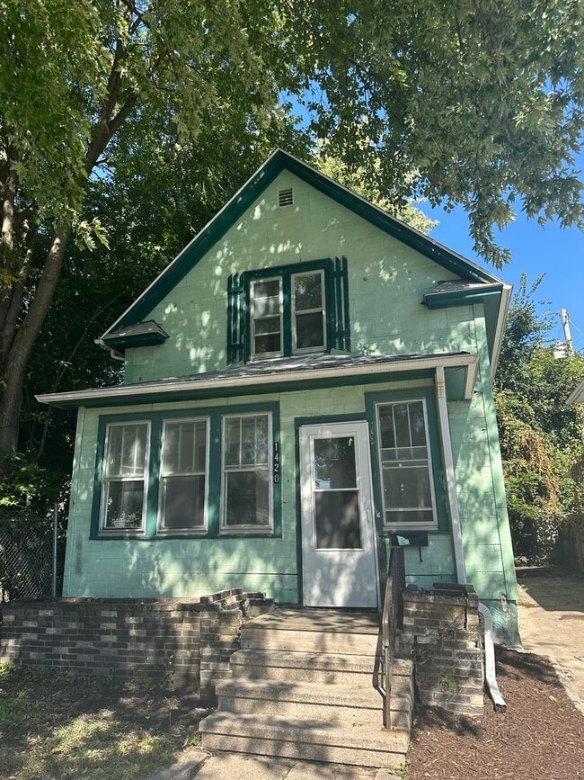 Building Photo - Large 2 bedroom house $750