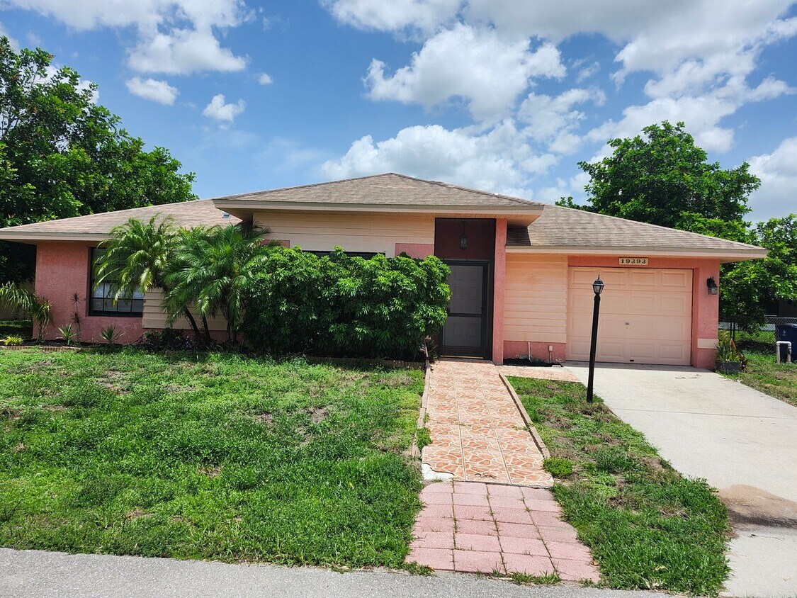 Foto principal - Single Family 3 bedroom 2 bath Must See