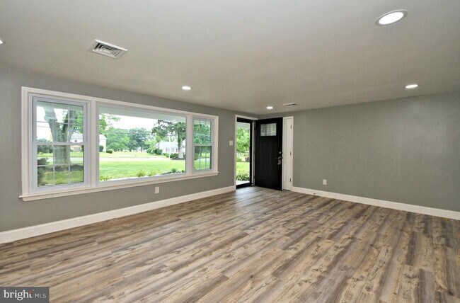 Foto del edificio - 205 Maple Ave