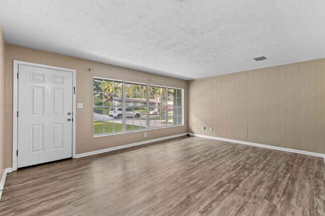 Building Photo - LEASE TERMS NEGOTIABLE Northwood 3 Bedroom...