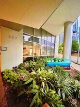 Building Photo - 603 Davis St