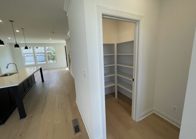 Building Photo - 4008 Varick St