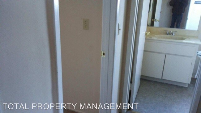 Building Photo - 1347-1347 Coniston Ct