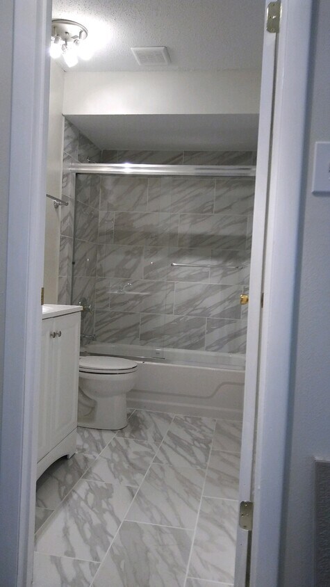 Amazing Upstairs Bath - Tile/Updated - 620 Graybridge E