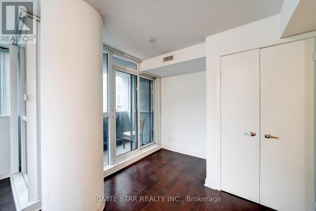 Photo du bâtiment - 320 Richmond St E