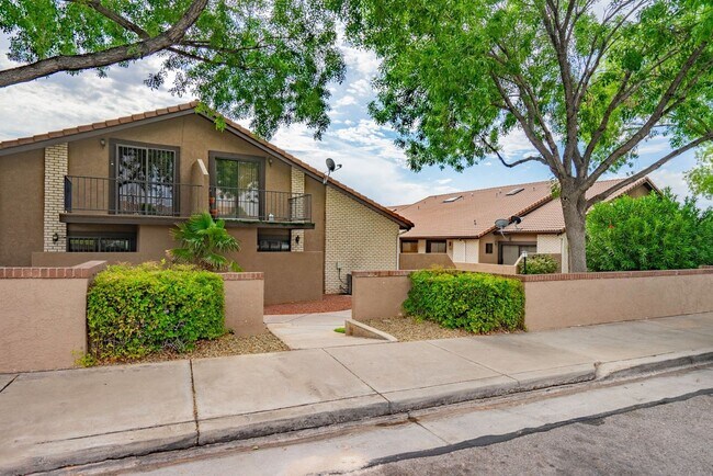 Foto del edificio - Spacious Updated Townhome in Downtown St. ...