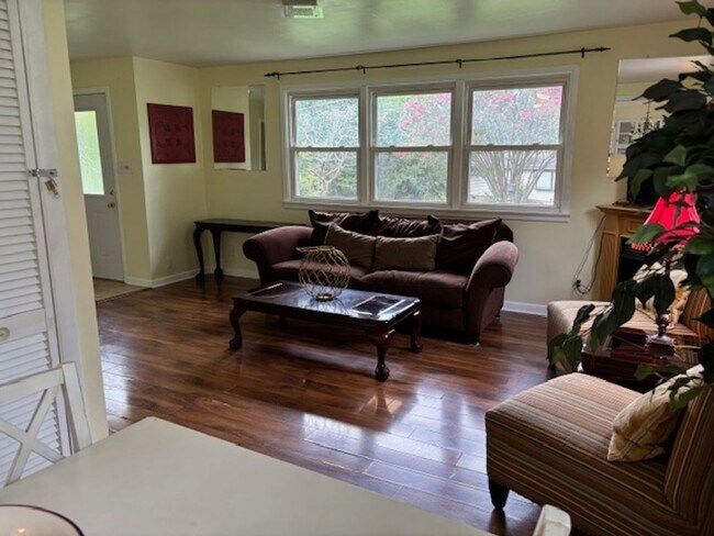 Foto del edificio - Knoxville 37921 - 3 bedroom, 1 Bath Upstairs Unit,  - Contact Troy Adams (865) 233-6949