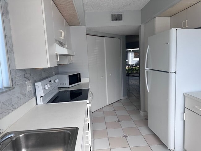 Foto del edificio - 2/2 Apartment for Rent at Center Gate comm...