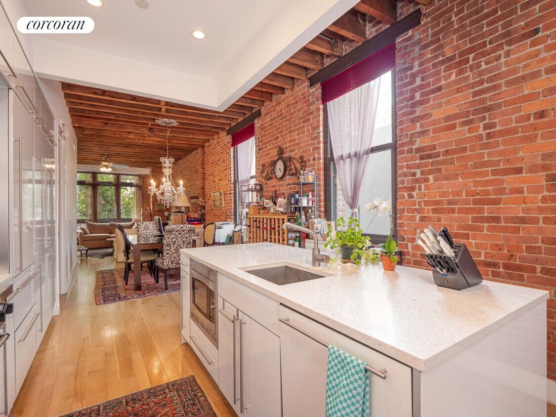 Foto principal - 406 W 45th St