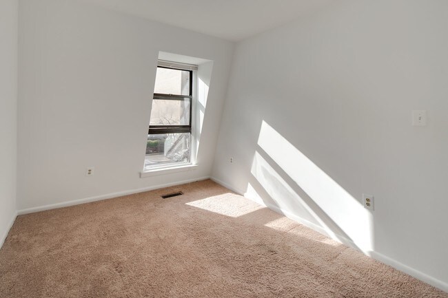 Building Photo - 1355 Riggs St NW