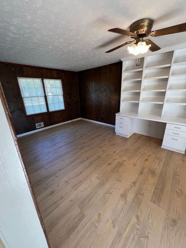 Building Photo - Charming 3 Bedroom, 2 Bath Split-Level Ran...