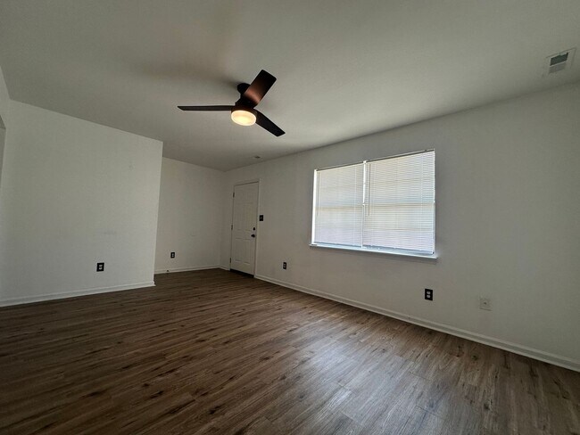 Foto del edificio - 414 Myrtlewood Cir