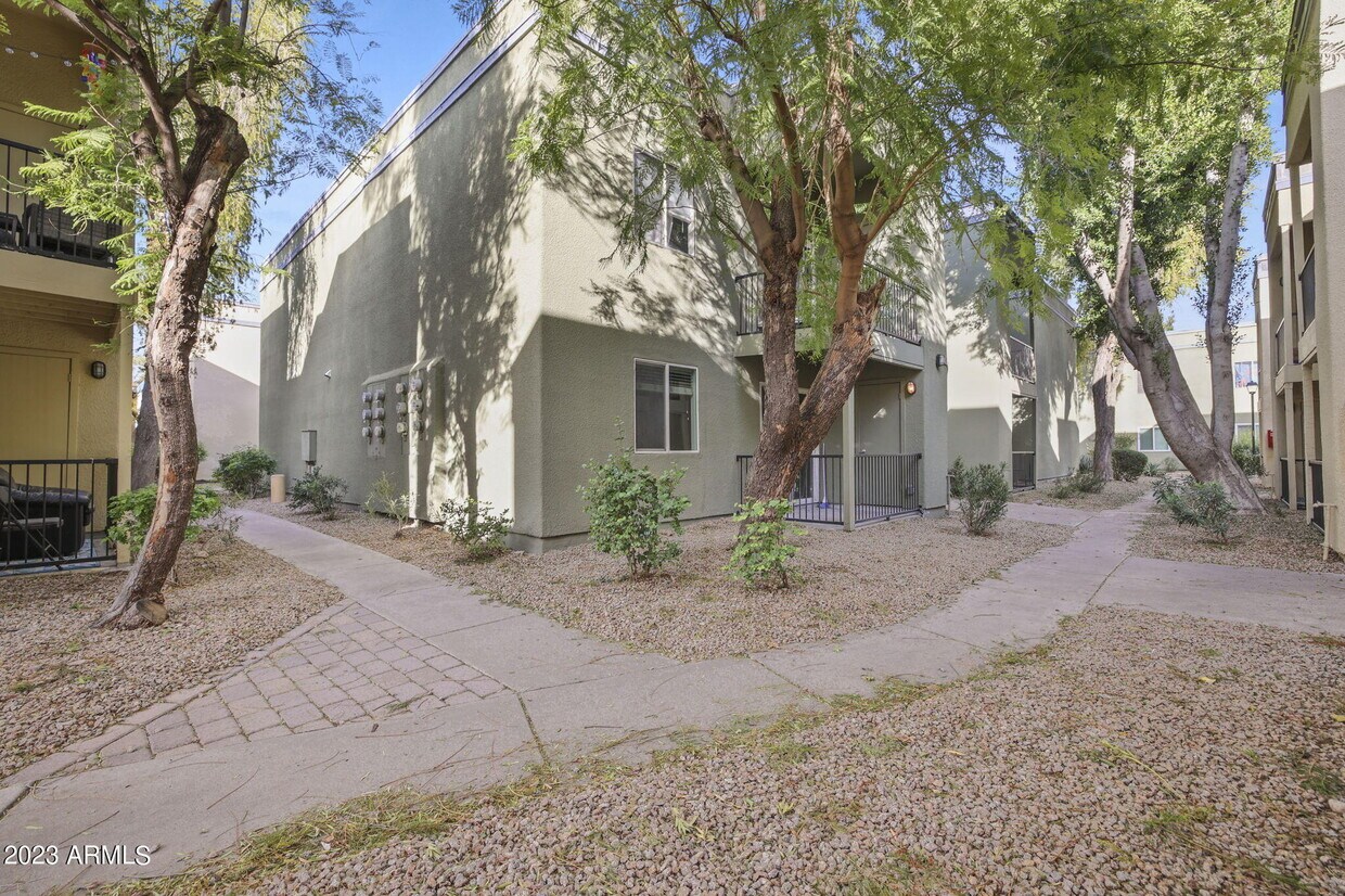 Primary Photo - 740 W Elm St