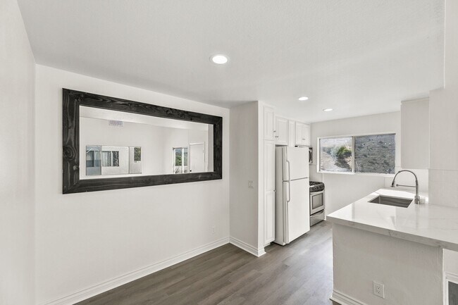 Foto del edificio - Two Bedroom Upper Unit with High Ceilings ...