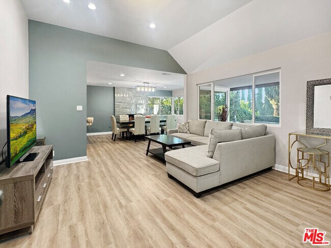 Foto del edificio - 15701 Royal Ridge Rd