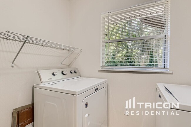 Foto del edificio - 285 W Oak Hill Rd