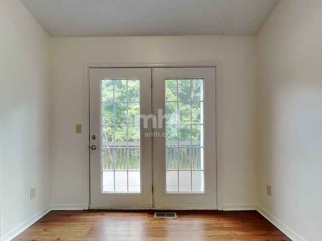 Building Photo - 2580 Evergreen Dr