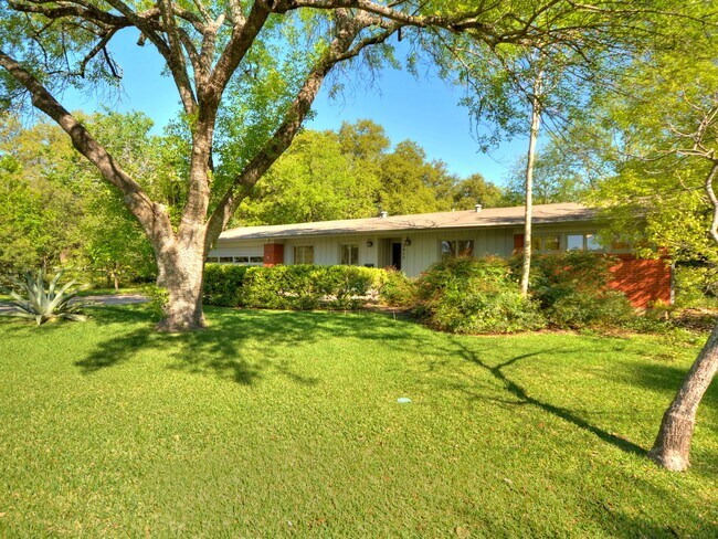 Building Photo - 2600 Twin Oaks Dr
