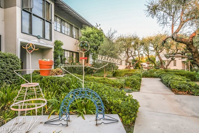 Building Photo - 1 br, 1 bath Apartment - Olive Tree Lane 265a