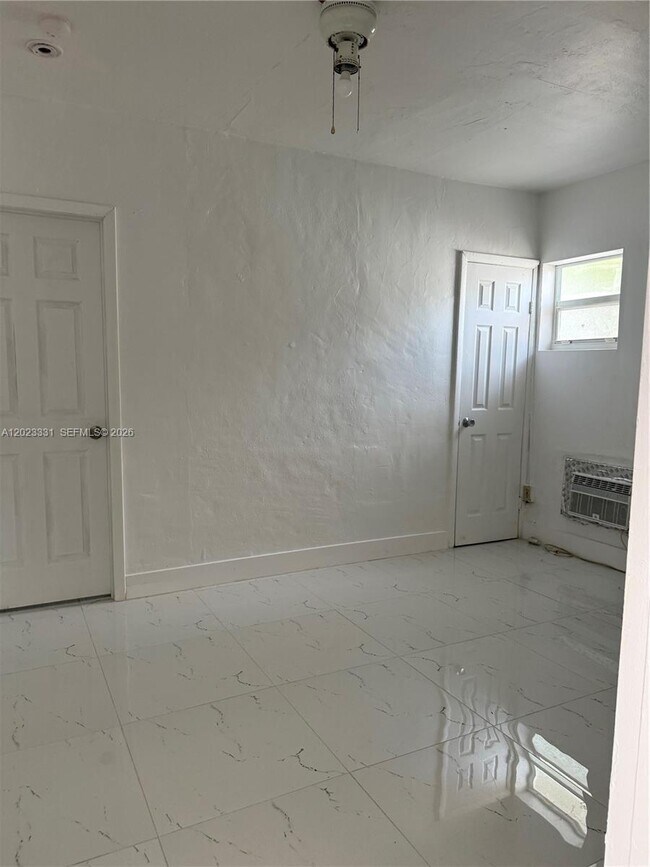 Foto del edificio - 4871 W Flagler St