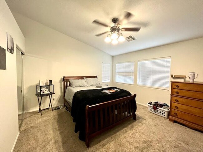 Building Photo - Great 2-story home with Bed and Bath down ...