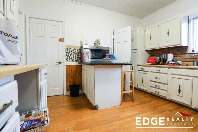 Building Photo - 36 Gardena St