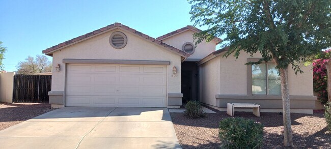 Foto del edificio - 4 Bed 2 Bath Home with Split Floor Plan, H...