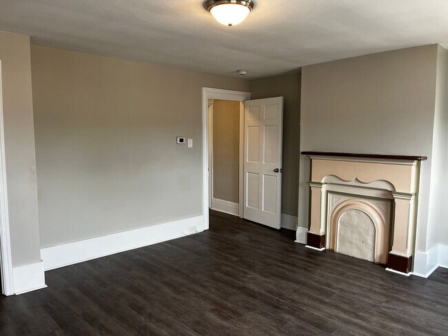 Building Photo - Newly Renovated 2BD/1BTH House - Off-Stree...
