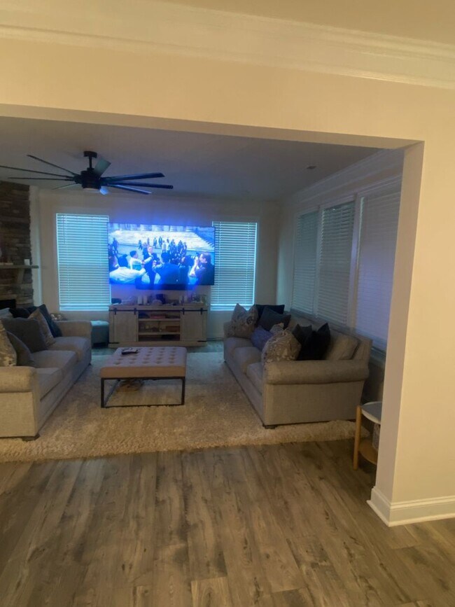 Building Photo - Beautiful like new home minutes from the l...