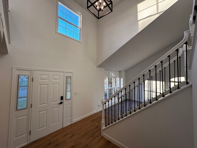 Foyer/Entrance - 1810 Larkspur Dr