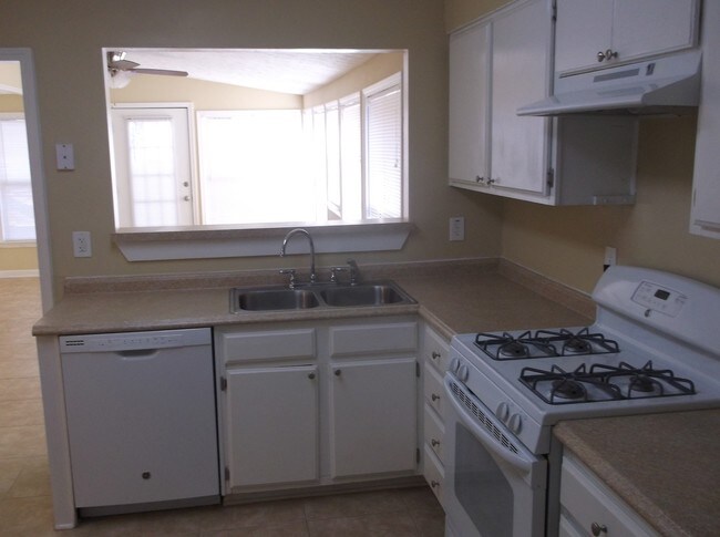 Building Photo - 2600 Windridge Dr