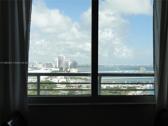 Foto del edificio - 325 S Biscayne Blvd