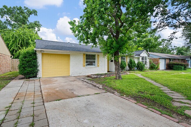 Foto del edificio - 5718 Greencraig Dr