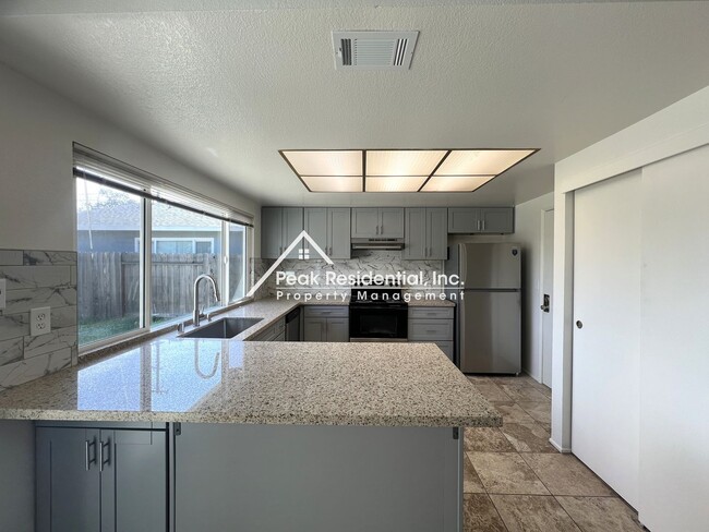 Building Photo - Spacious 4bd/2ba House with 2 Car Garage