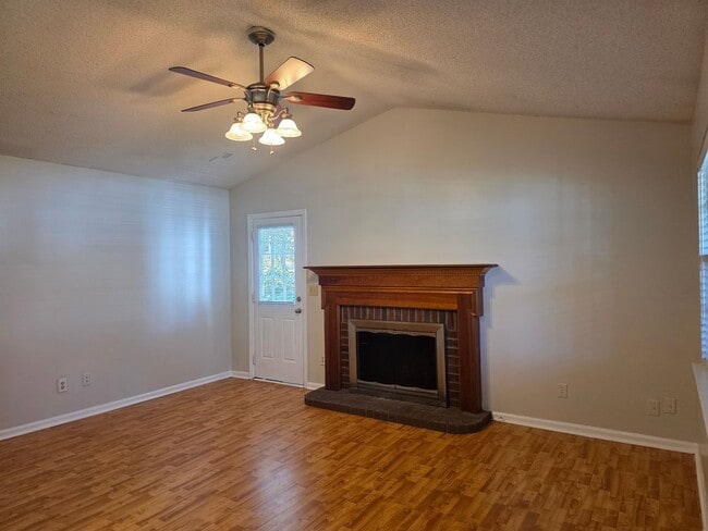 Building Photo - For Rent – 3 Bedroom, 2 Bath Home with Gar...